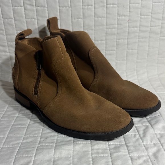 UGG Women’s Aureo II Tan Booties 7 - Picture 1 of 9